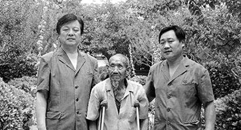 河南老农因无力偿还债务被法院审查，判卷时揭露他身份，原来竟是一位特等功臣！
19