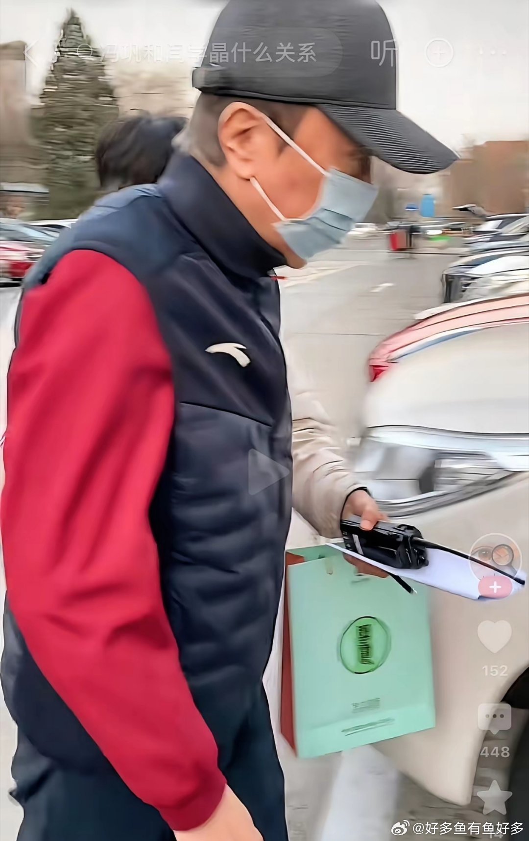 69岁的冯巩先生，戴着口罩，帽檐压低，在工作人员的陪同下来到世纪剧院参加活动，显