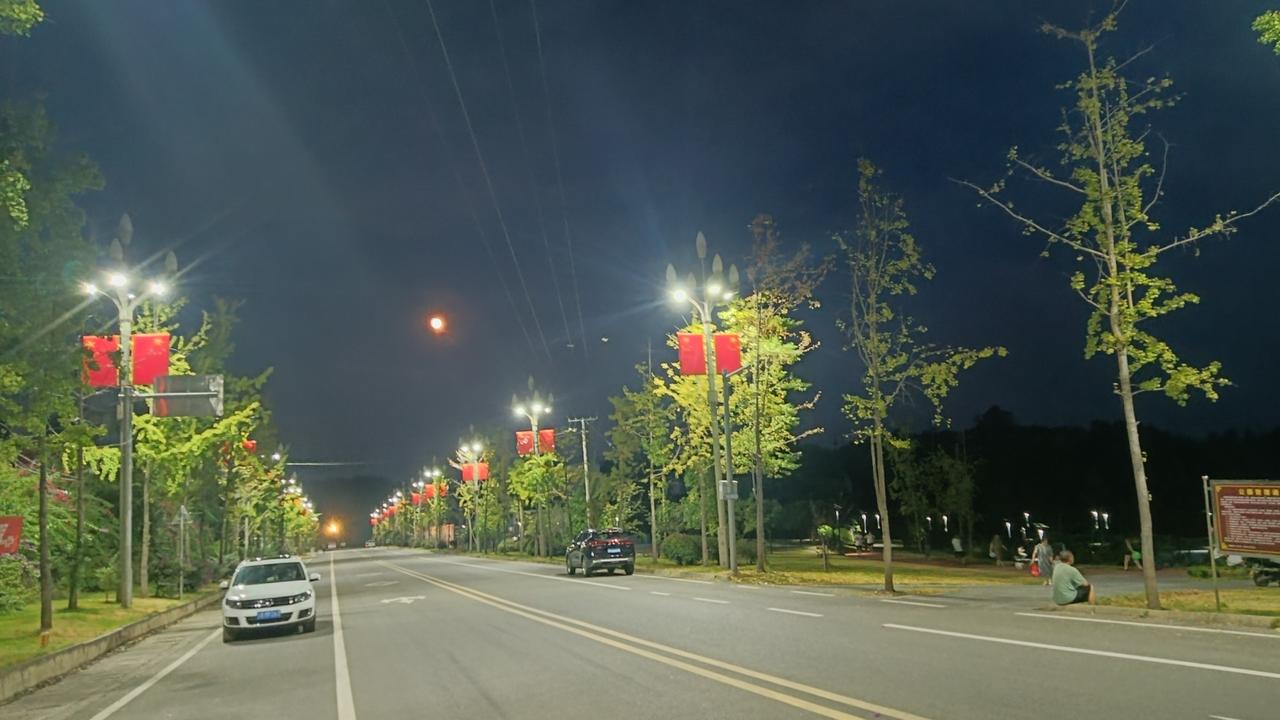 散步   街头忽顿足
望月而思
人间遍地喧嚣
唯心上   
空了一程[比心][比