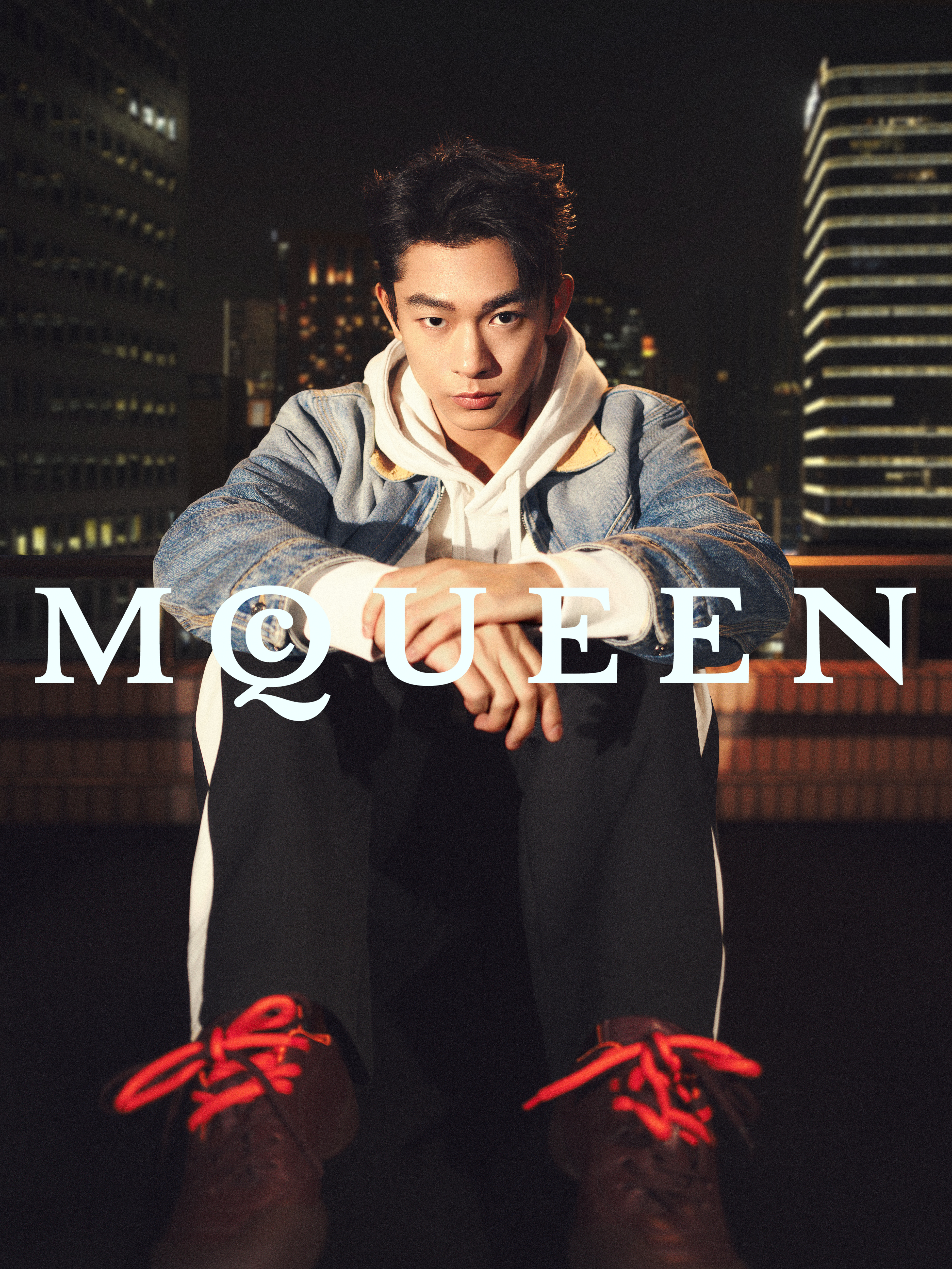 张宥浩出镜McQueen2025中国新年广告大片，漫步在城市的街头，展现出日常一