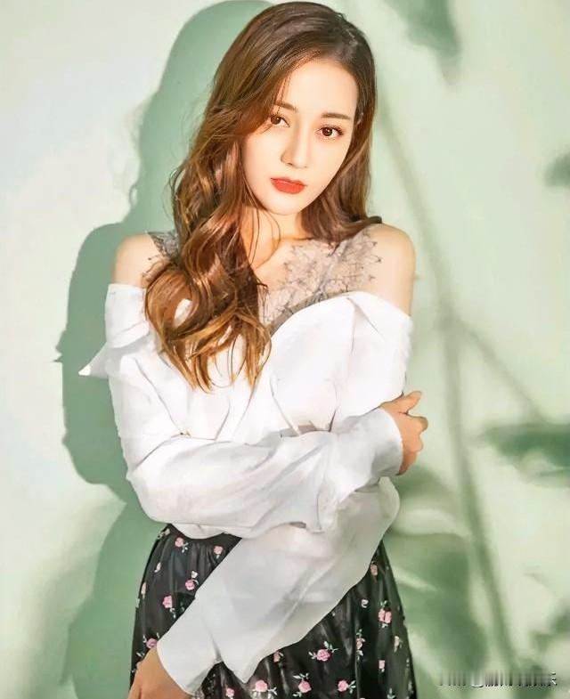 迪丽热巴新剧《虽然不能同时拥有一切》重磅来袭，令人期待值拉满！此次她突破自我，一
