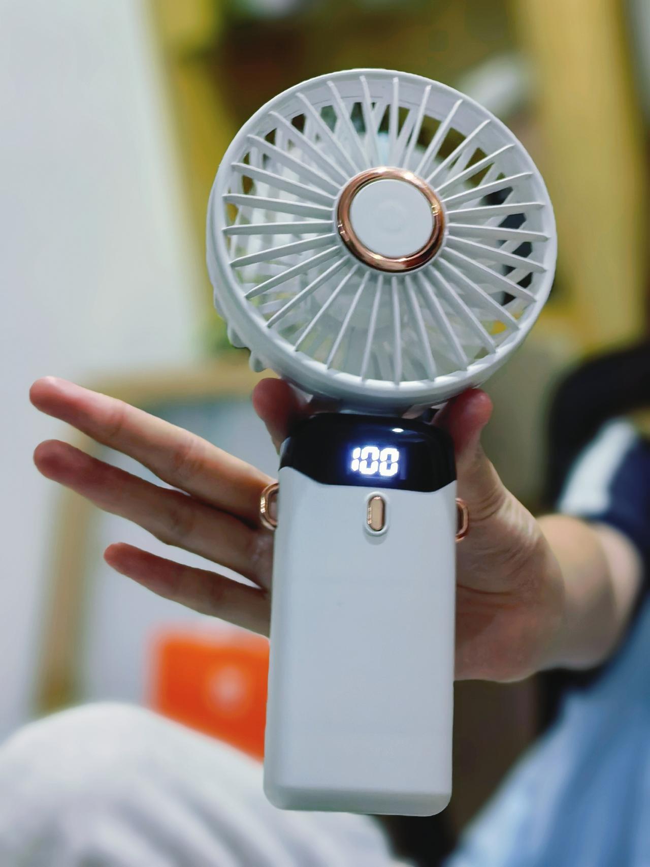 真是虚惊一场～

👧琪同学一句：
“哎呀，不能再扇了！”

然后很急切地叨叨着