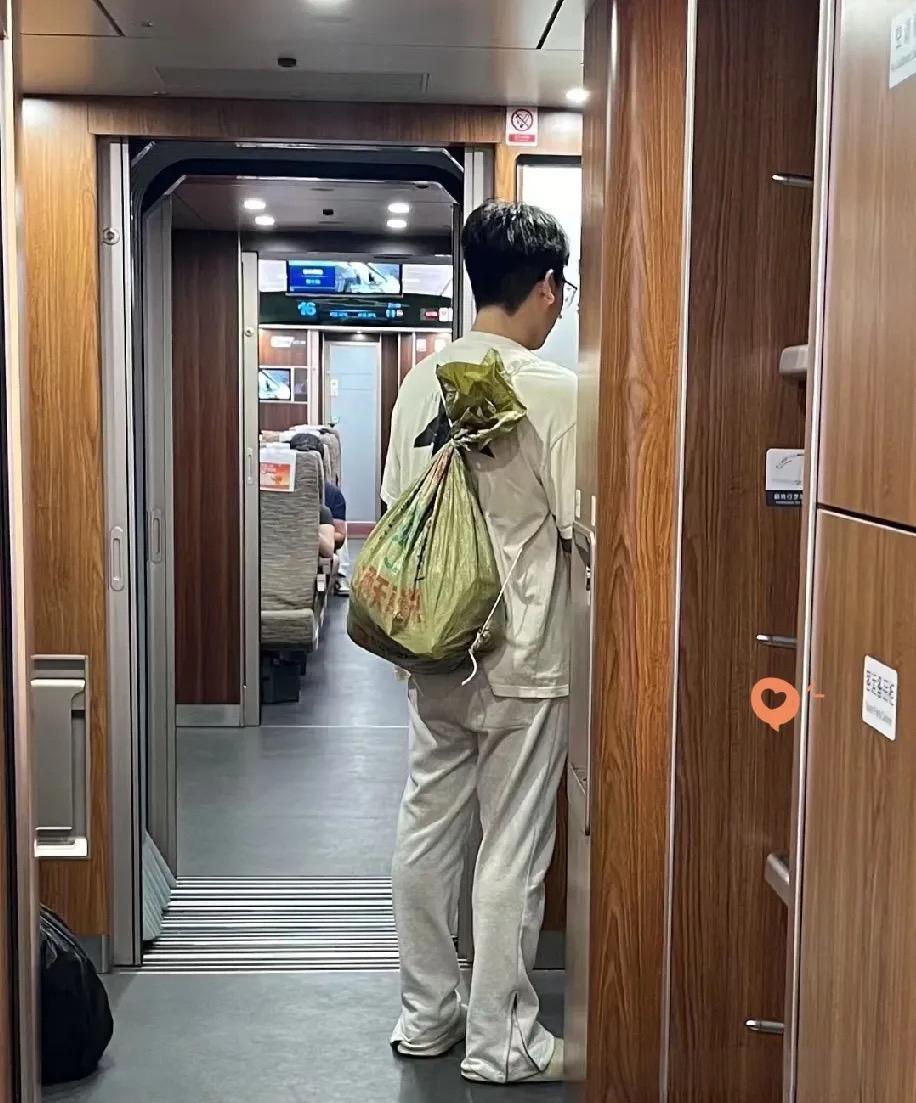 这小伙挺有才啊