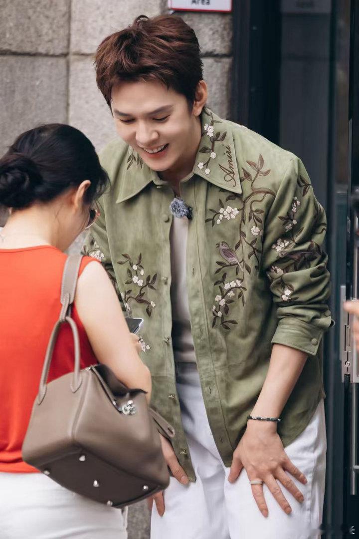 好帅呀，请以后直播时候也这么穿