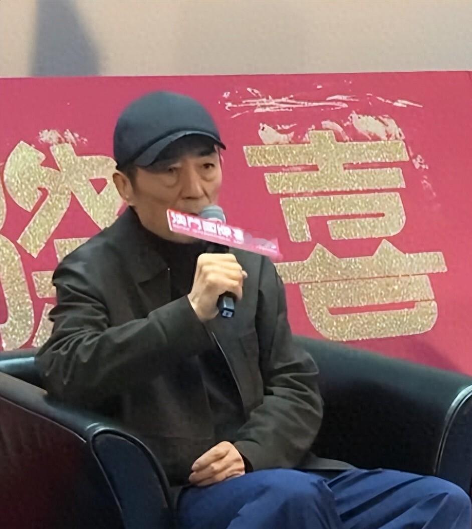 官媒发文，64岁周星驰再迎喜讯，让张艺谋和整个娱乐圈刮目相看，演员片酬加起来只占