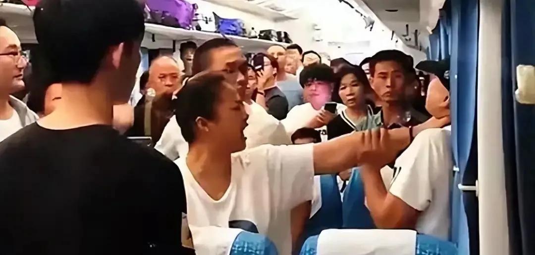 散了，散了，
都散了吧，
列车上女子锁喉男子，
真相是男子骂人了，
男子说了一些