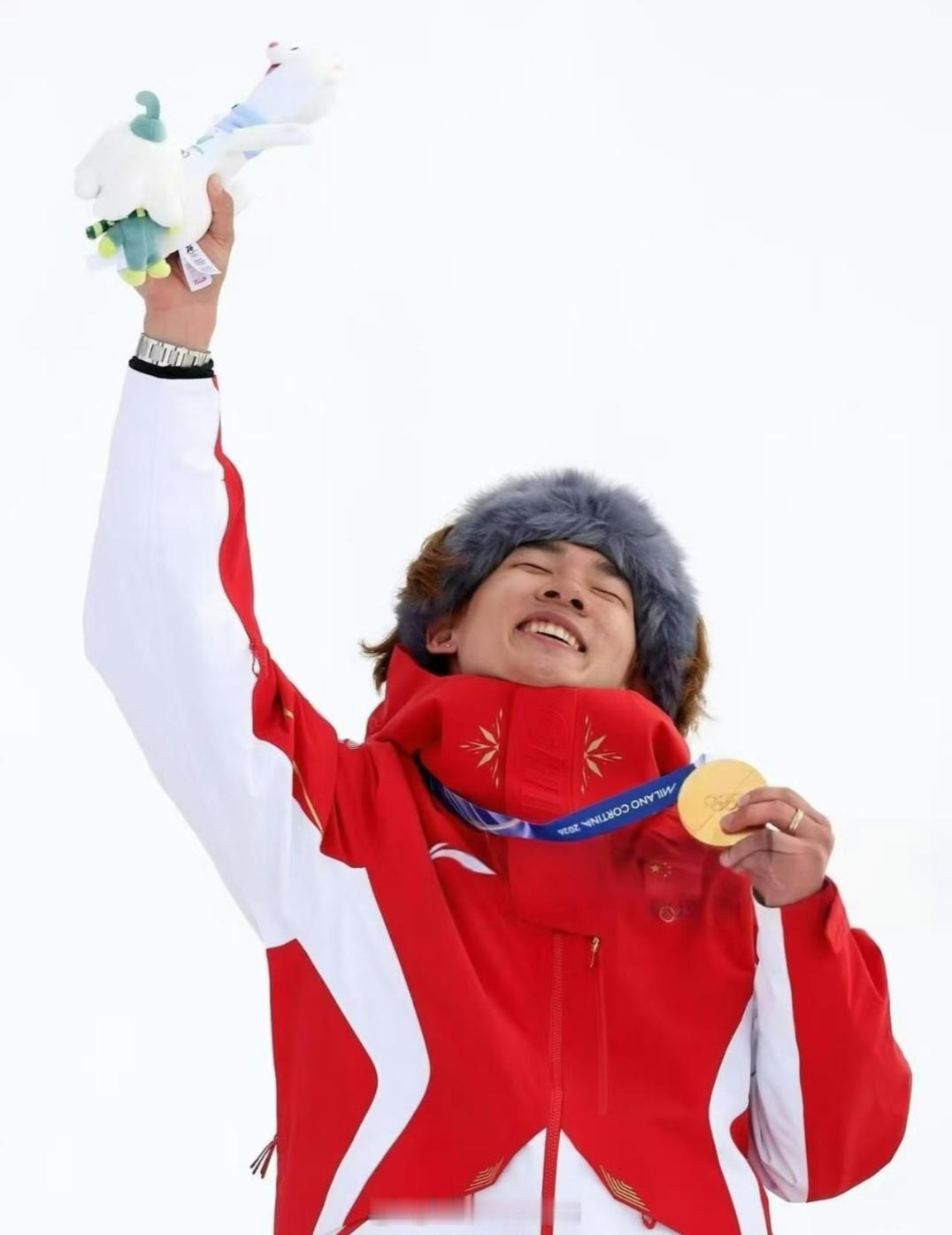 苏翊鸣的第二枚奥运金牌好爱开头这一幕，身披国旗少年意气风发具象化！苏翊鸣金牌库存