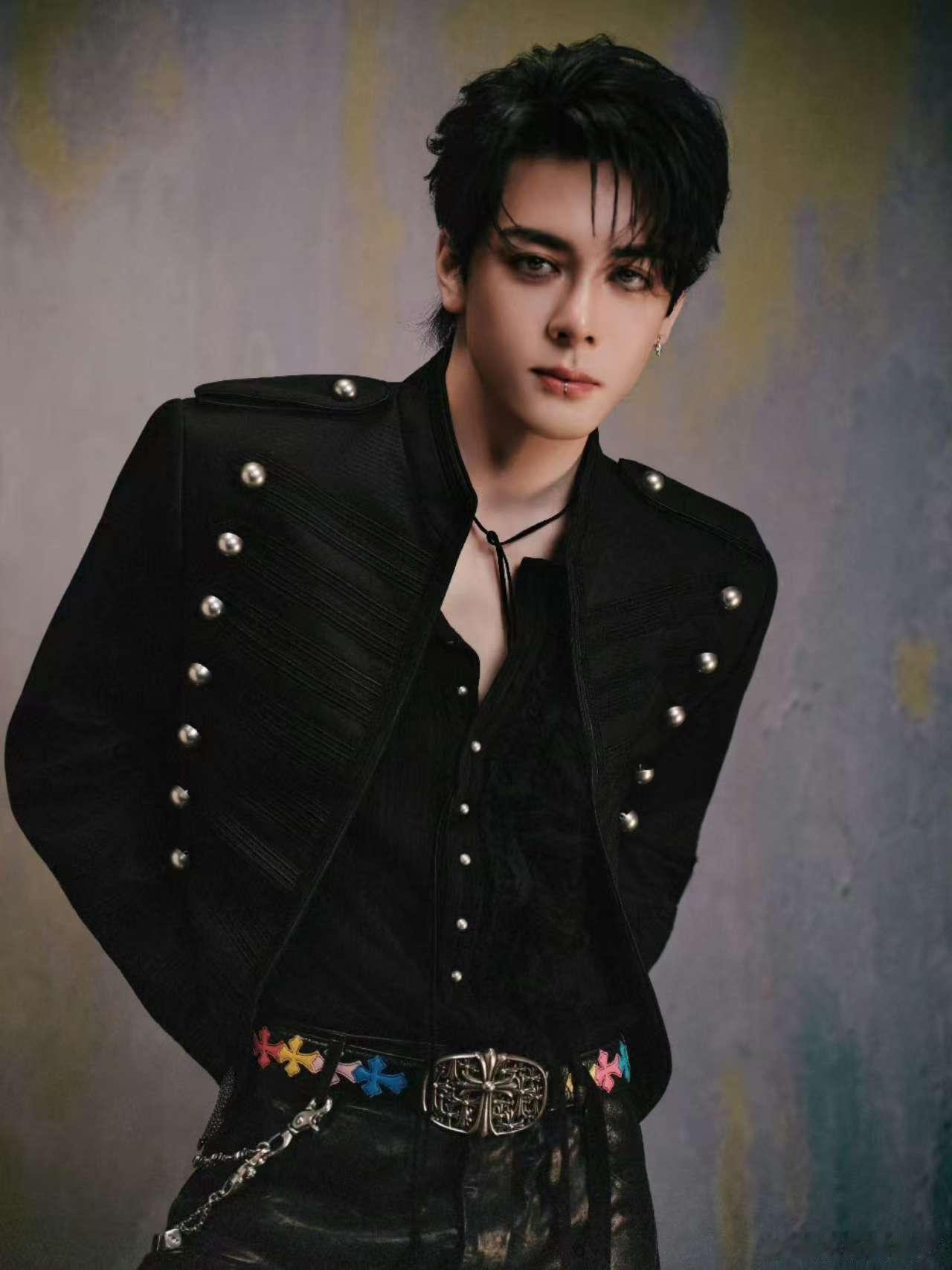 曾舜晞唇环皮裤曾舜晞版误闯天家 绝对就是亮瞎了我的双眼了呀，看到曾舜晞唇环皮裤，