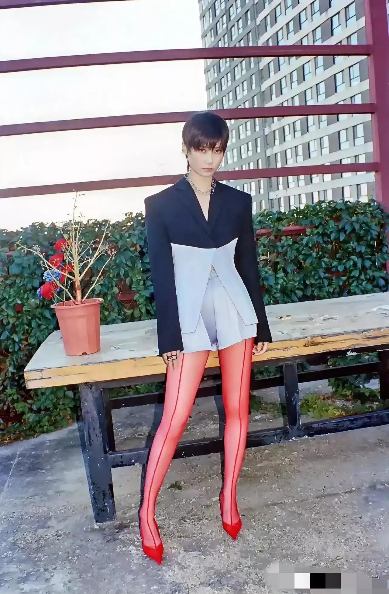 身高有了，美貌有了，身材有了，男人味有了，财富有了，资源有了，事业有了。
39岁