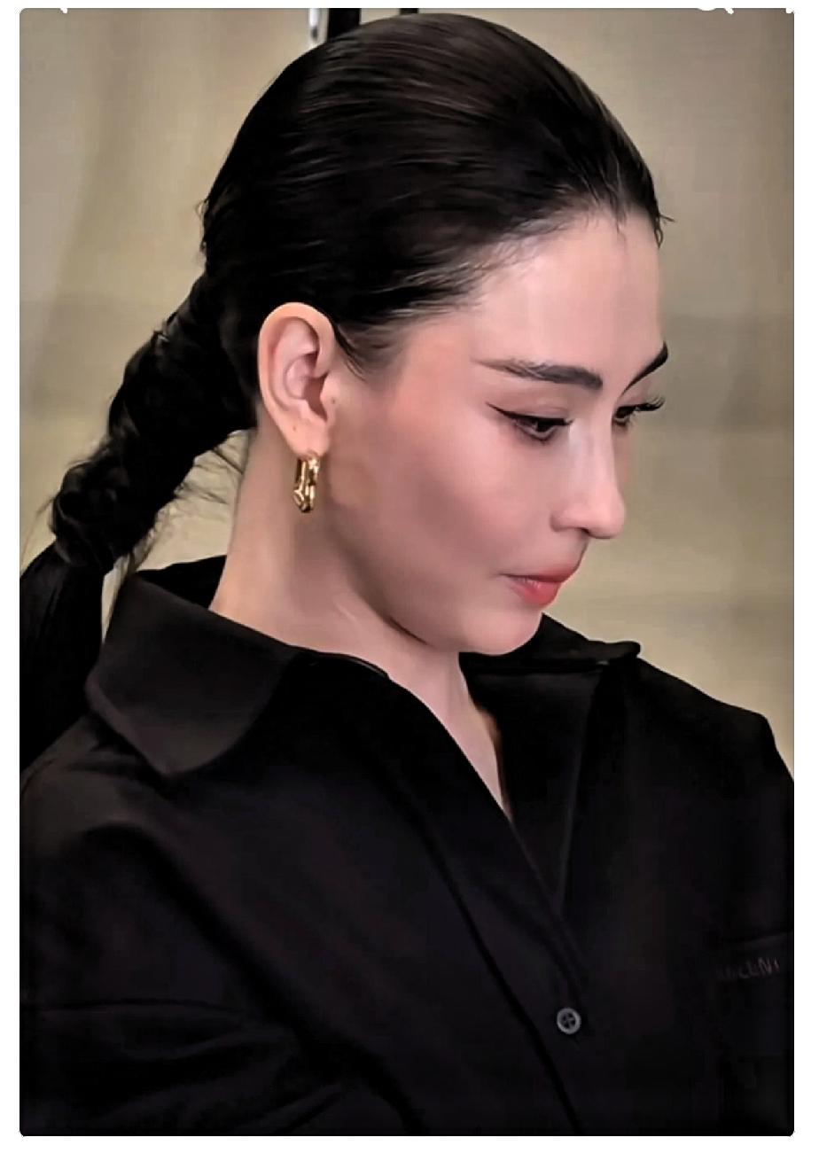 大家发现了吗？
张柏芝最近变化好大呀，最近出席活动时，五官都跟以前不太一样了，说