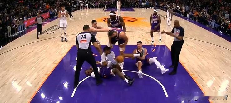 五个技术犯规，只给了一个罚球！
今天太阳对阵篮网的比赛中，先是杰明和狄龙布鲁克斯