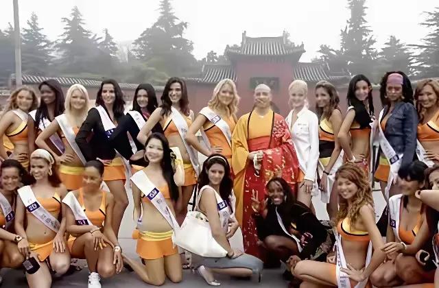 新任少林寺方丈旧照被扒出！
这届网友能力太强了，除了扒出释永信不少旧照之外，居然