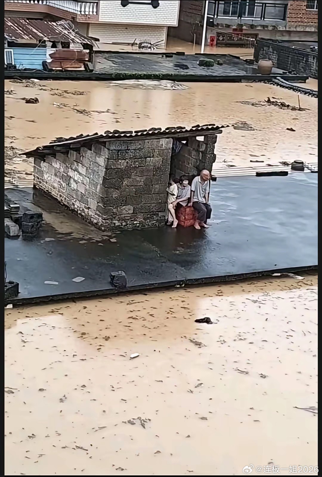 一眼破防，浑浊洪水吞噬了整片家园，一间小小的石屋成了仅存的落脚处，老人和孩子蜷缩