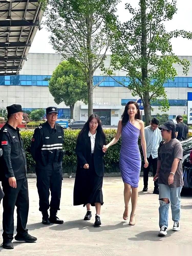 熊黛林自己爆料，那个百亿塑胶大王郭可颂是她主动倒追来的。
之前跟了郭富城7年连个