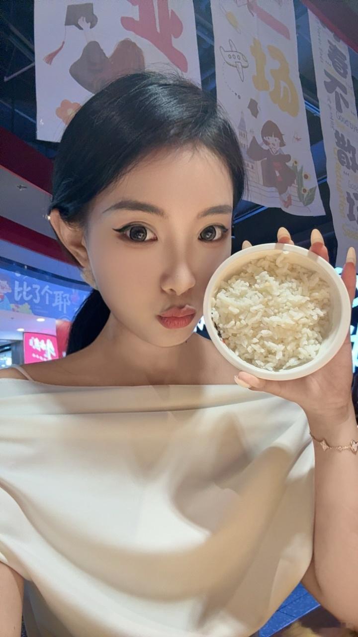 高铁又成了我的出行老伙伴，虽然习惯了这样的节奏，但每次坐在窗边，看着窗外飞速掠过