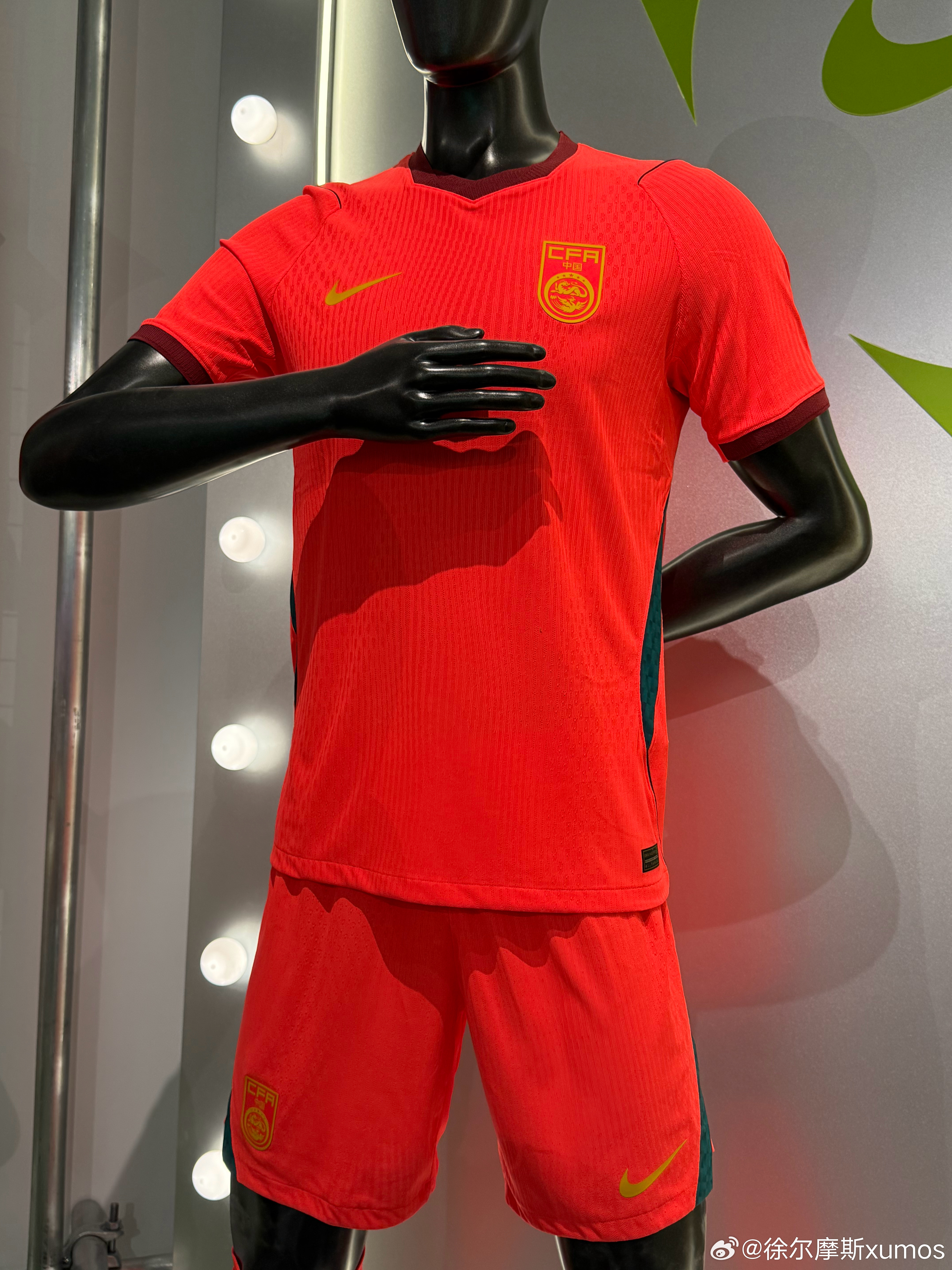 Nike发布2026年中国国家队主客场球衣及守门员服。两名国脚领取自己的比赛服（