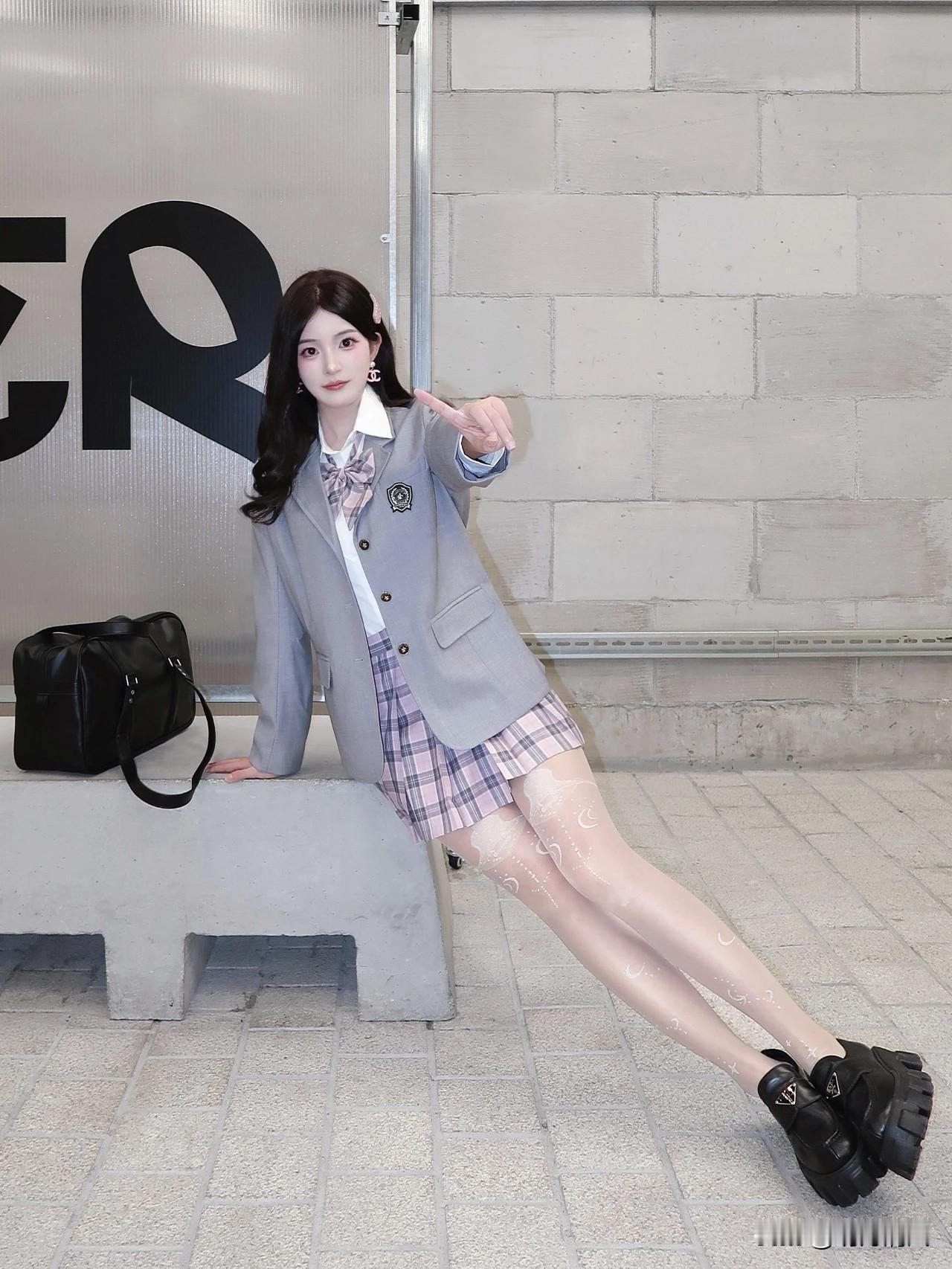 有时候，一身搭配的亮点就在不经意的小细节里。试了件灰色西装外套，搭粉紫格纹裙，本