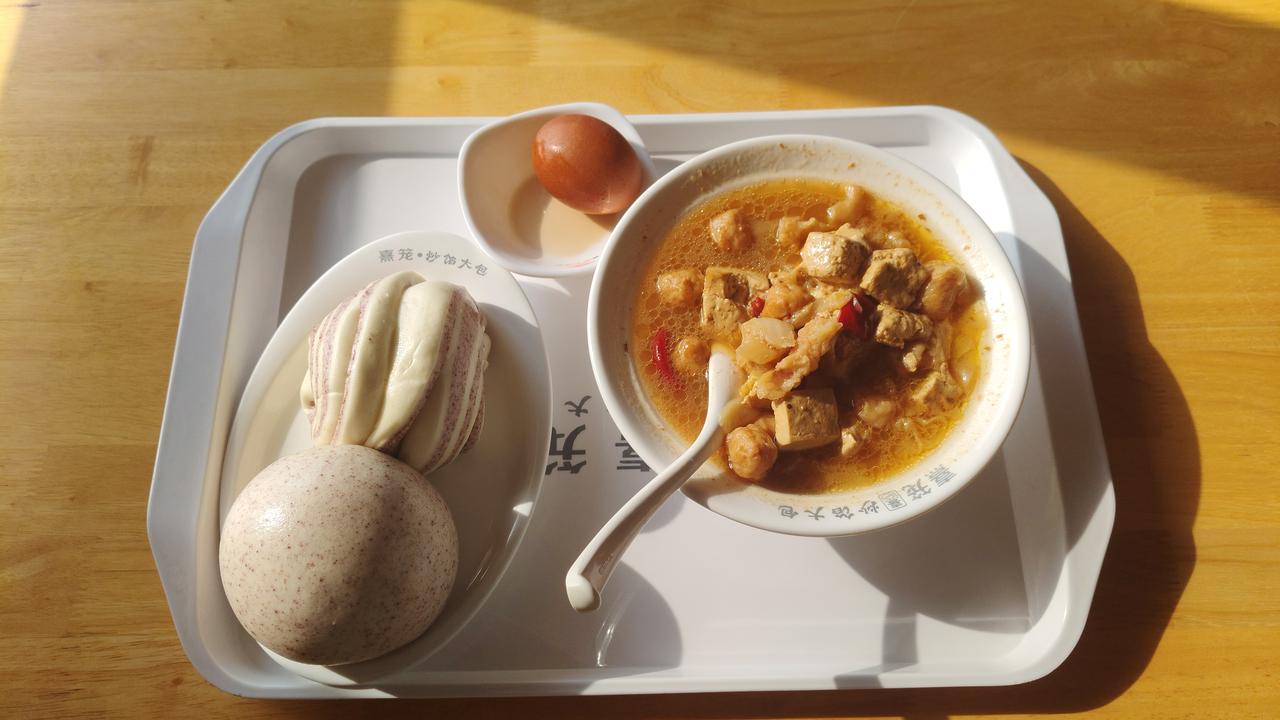 今天午饭整了煮笼炒馅大包，搭配上8元的豆腐汤，俩馒头2元，再加个1.5元的鸡蛋，
