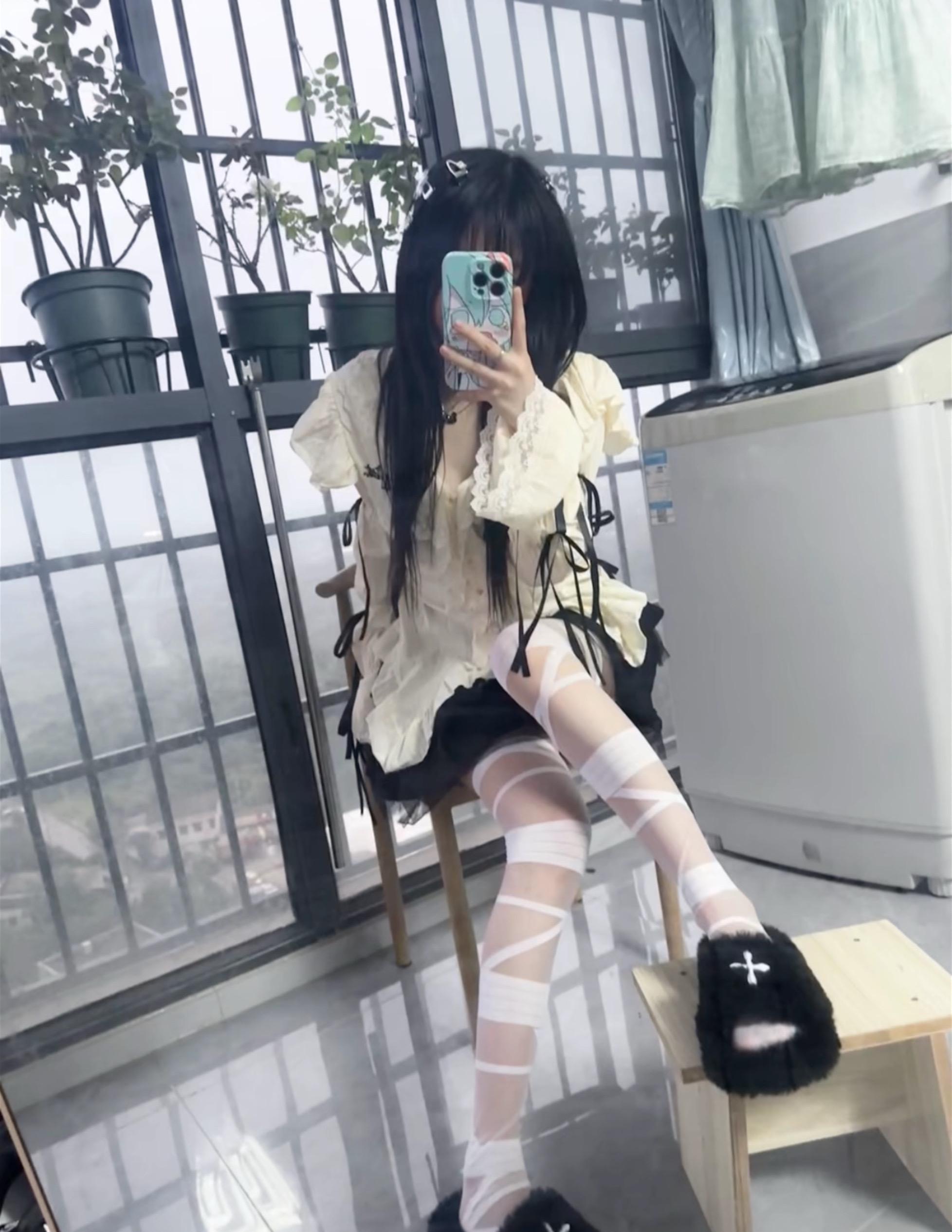 如果大家都讨厌你就好了 我可以拉着你的手 轻声告诉你 只和我玩吧 她们都是坏人