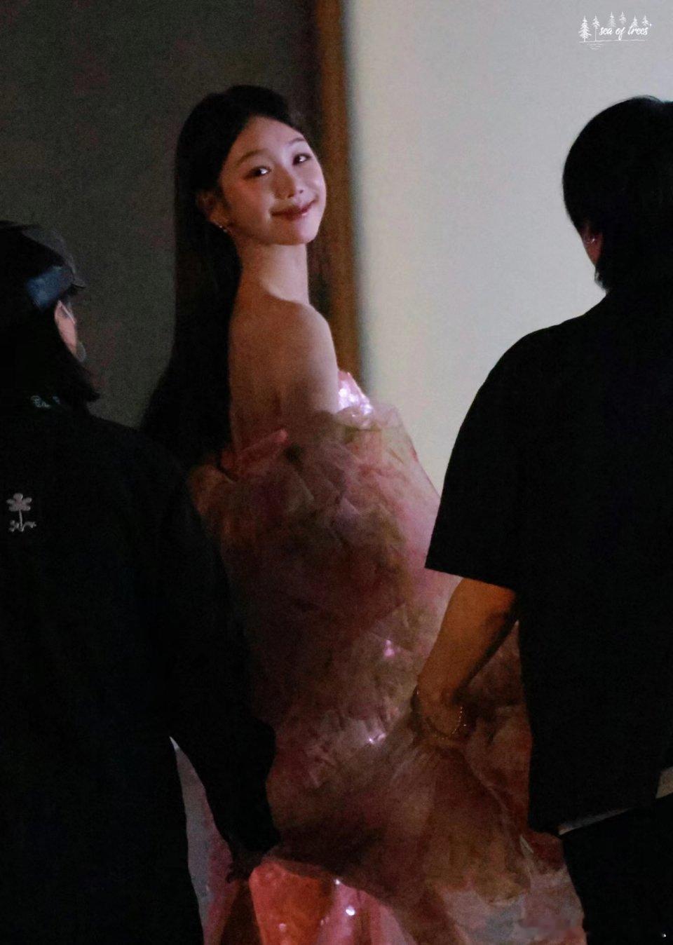 徐梦洁这身装扮真的有小说里面大明星走红毯一个背影惊艳众人的感觉 ​​​