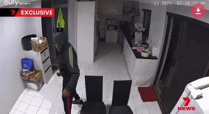 【珀斯亚裔母亲惊魂夜！持械男子闯进家中，监控画面吓得她腿软】
据《7News》1