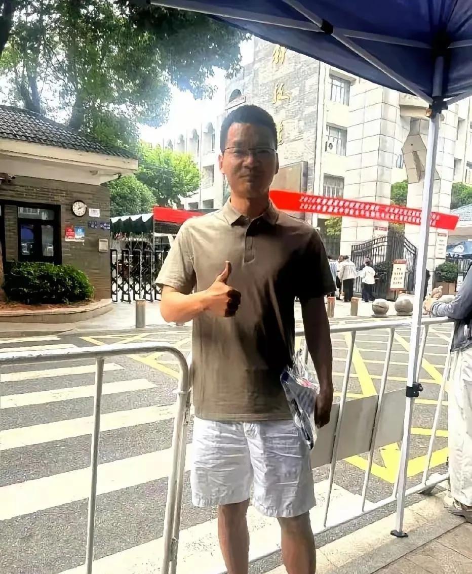 武汉一位硬核数学老师，连续4年亲自上阵参加高考，今年数学考完自信估分138分。他