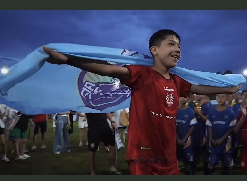 这波比亚迪赢麻了，U12中国队拿得冠军。就像3月底，东鹏特饮赞助张雪机车，那份意