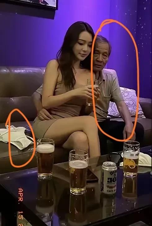 大爷闯进蹦迪现场，全场瞬间静音三秒。

下一秒，他抬手打拍子，节奏比DJ还稳。
