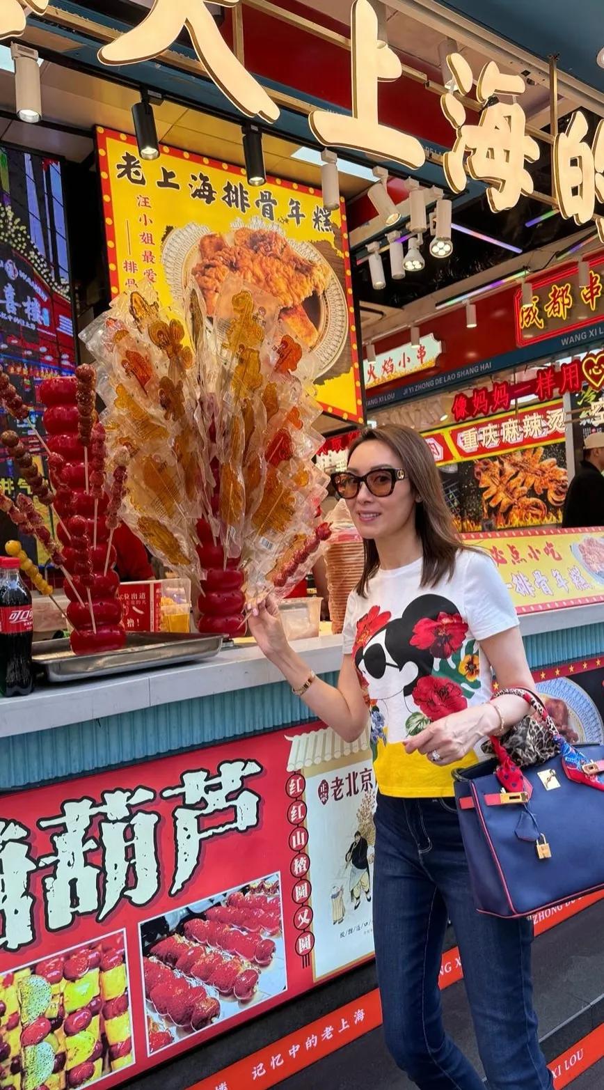 香港女星郭可盈和女儿现身上海，吃美食看美景好欢乐！女儿长相秀气，和爸爸林文龙长得