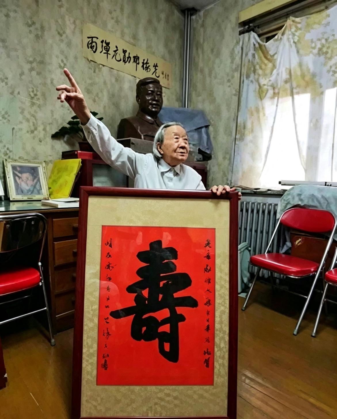 2023年，两弹元勋邓稼先夫人许鹿希的珍贵留影。1958年邓稼先接受绝密任务隐姓