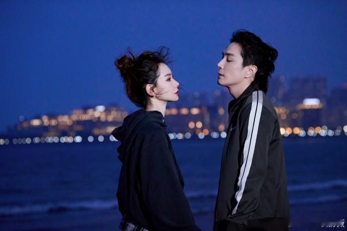 #戚薇海边为李承铉庆生##戚薇李承铉海边庆生#戚薇在海边为李承铉庆祝生日，浪漫氛