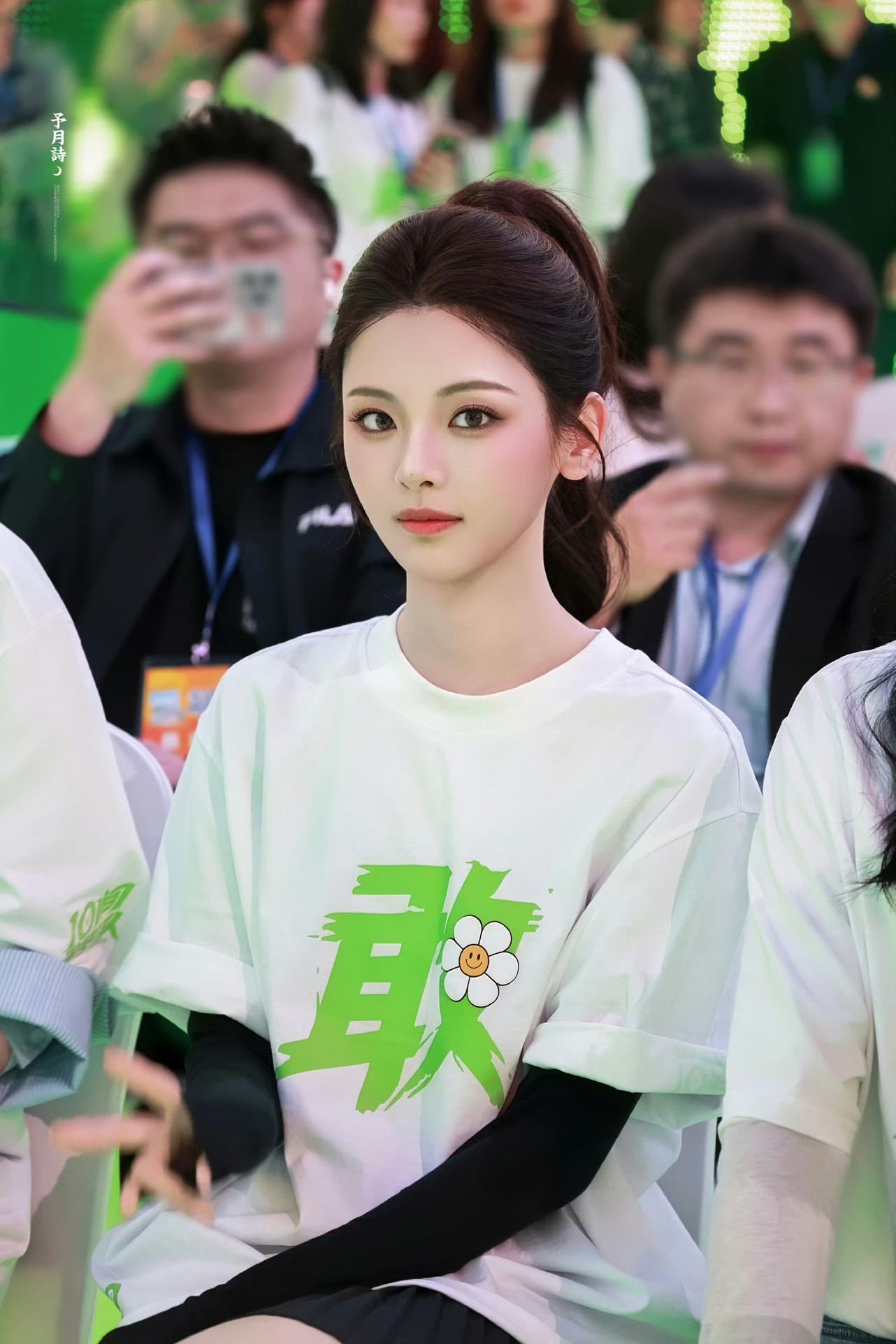 杨超越新片为救蒋龙胳膊全紫了 越看越心疼！《10间敢死队》杨超越救蒋龙时，胳膊撞