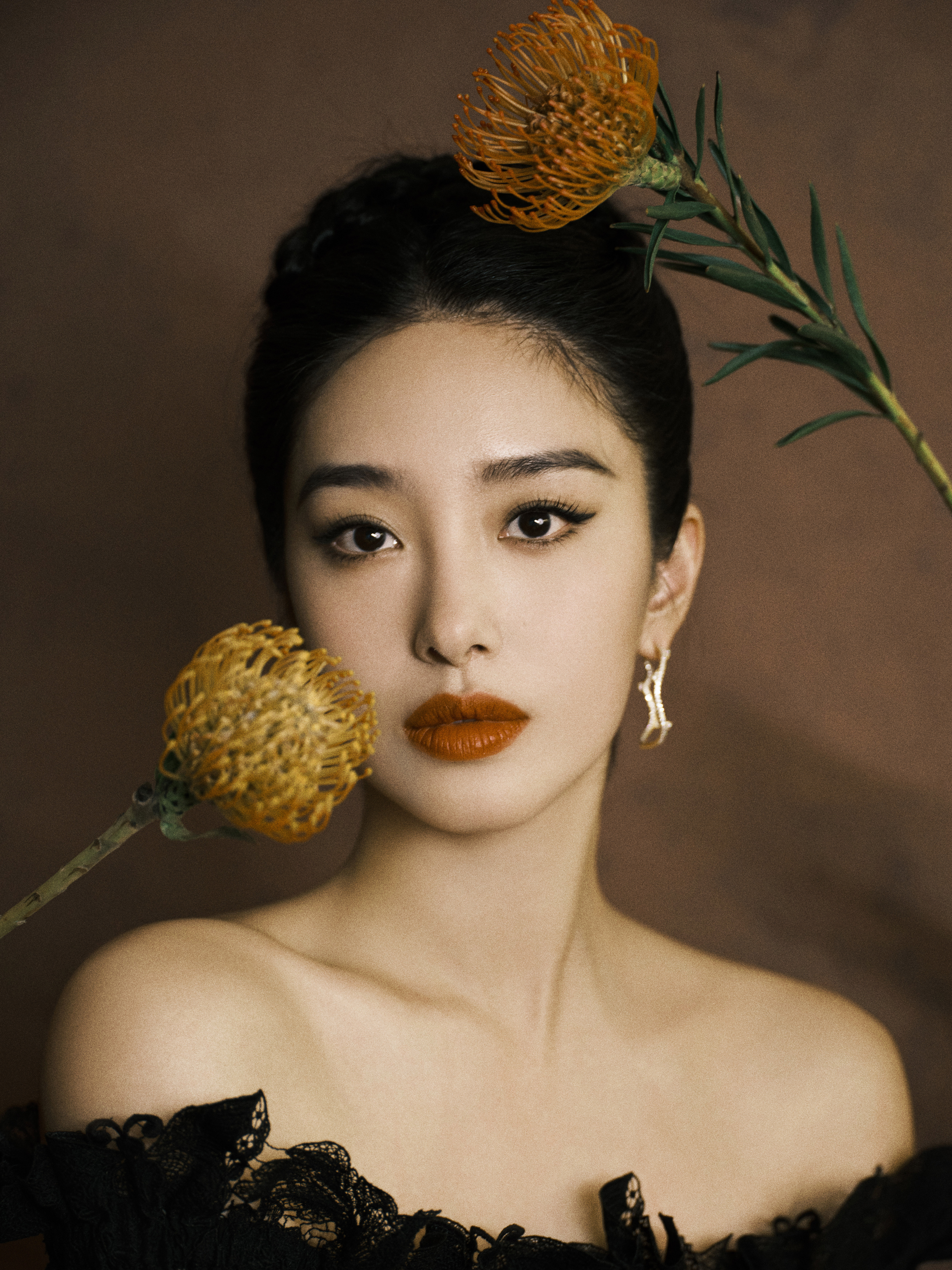 #杨采钰油画感大头照# 杨采钰身上真的是自带着那种复古油画的滤镜，在此时此刻是真