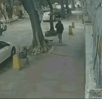 踩到井盖上的风险，就是盖翻人坠，痛苦一场。