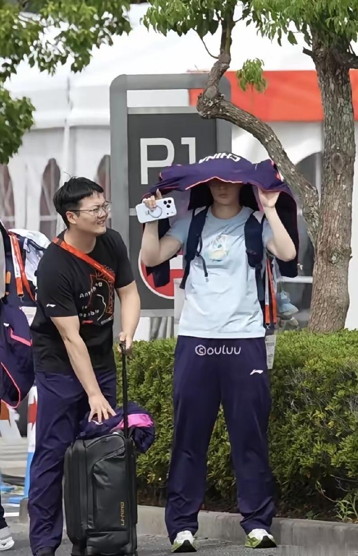 曼昱训练结束可爱名场面！头顶衣服防晒软萌十足
 
名古屋亚运会进入备战冲刺阶段，