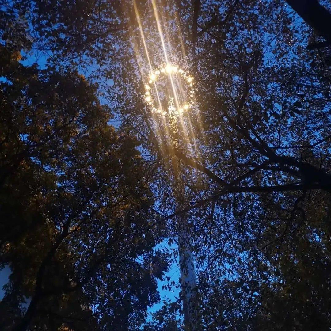 千万别以为，淡泊名利就不用去奋斗，在这个时代，仅仅是维持现状，也需要不断努力。 