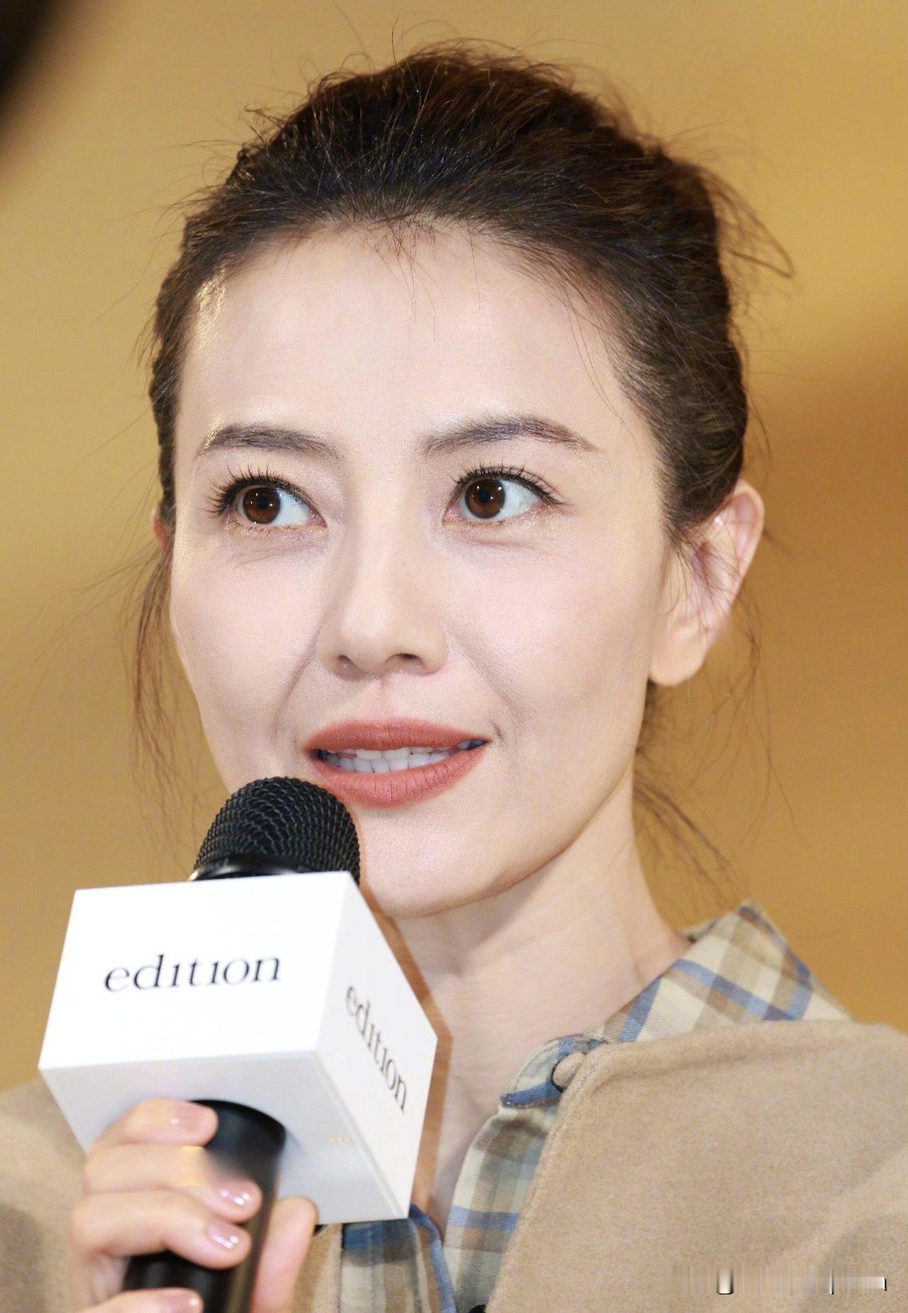 高圆圆这套驼色通勤装也太显气质了！
生图状态能打，在广州太古汇人来人往的背景下依