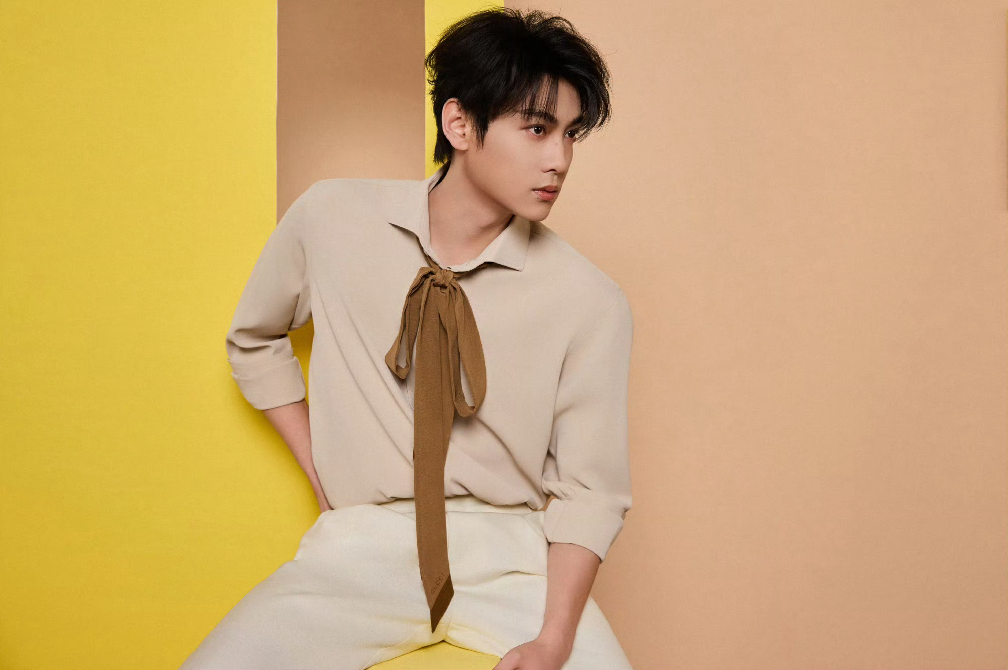 田栩宁 今日KANS直播造型，穿着Gucci出镜，衬衫搭飘带领巾，简约的春日气息