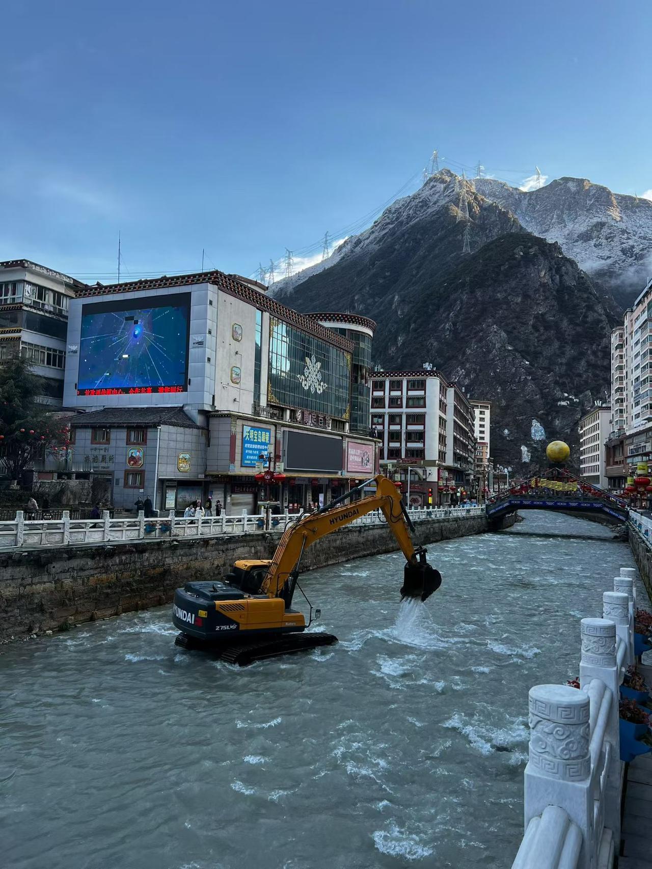 康定折多河里的挖挖机。猜猜在干嘛？