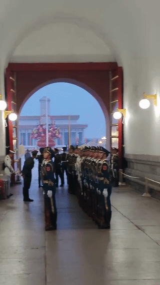 北京天安门广场每天都会举行升国旗仪式。
这是国旗护卫队的战士们在升国旗之前正在进