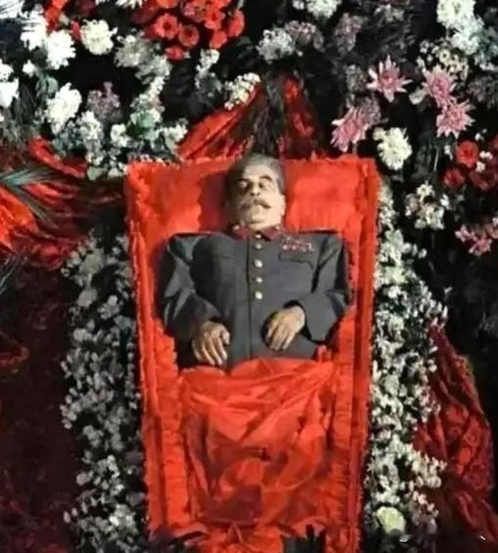 最狠的羞辱，不是把他从水晶棺里拖出来。也不是换上一口廉价的木头匣子。是围着他的尸