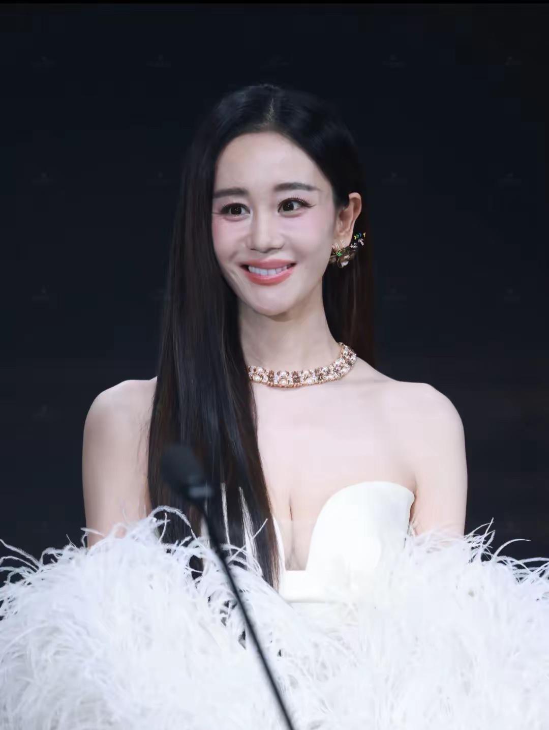 我的妈耶，这是海陆吗？
第一眼看到了张钧甯的影子。
感觉她做表情都有点费劲儿。