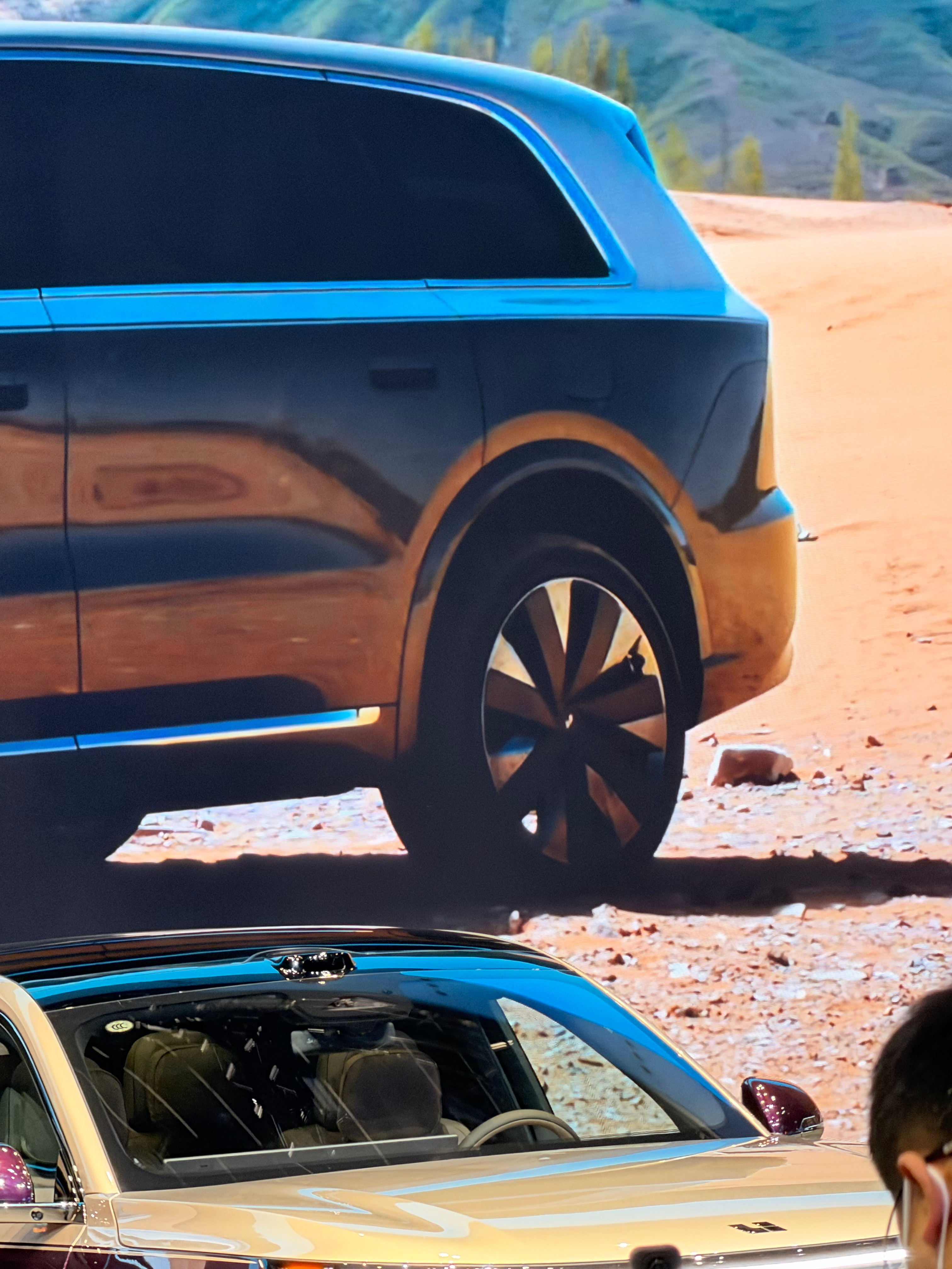 理想L9 Livis上的几个东西有点意思，比如电动门防夹手，李想自己亲自演示，稳