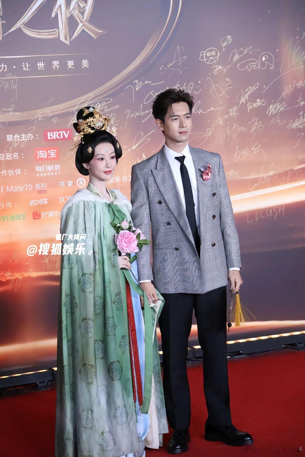 杨紫李现昨天牵手今天蛐蛐  昨天杨紫李现微博之夜牵手走红毯超甜，今天剧里蒋长扬对