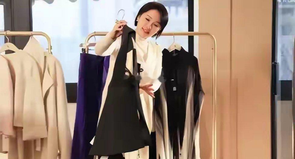 知名化妆师岳晓琳被查，曾与宁静、任达华、唐艺昕等多位艺人合作聚光灯下的娱乐圈，不