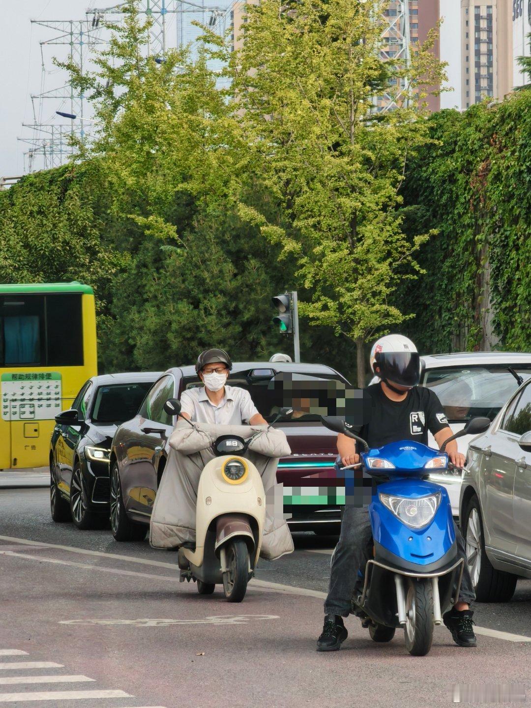 下班晚高峰，人多车多，遇到一辆开着辅助驾驶的享界S9，这就是华为ADS的实力。[