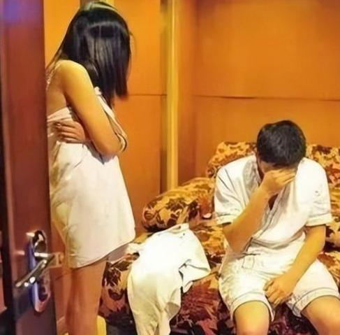 湖北监利，16岁女孩以800元的价格和一男子去酒店开放，两人刚完事，一群人冲进房