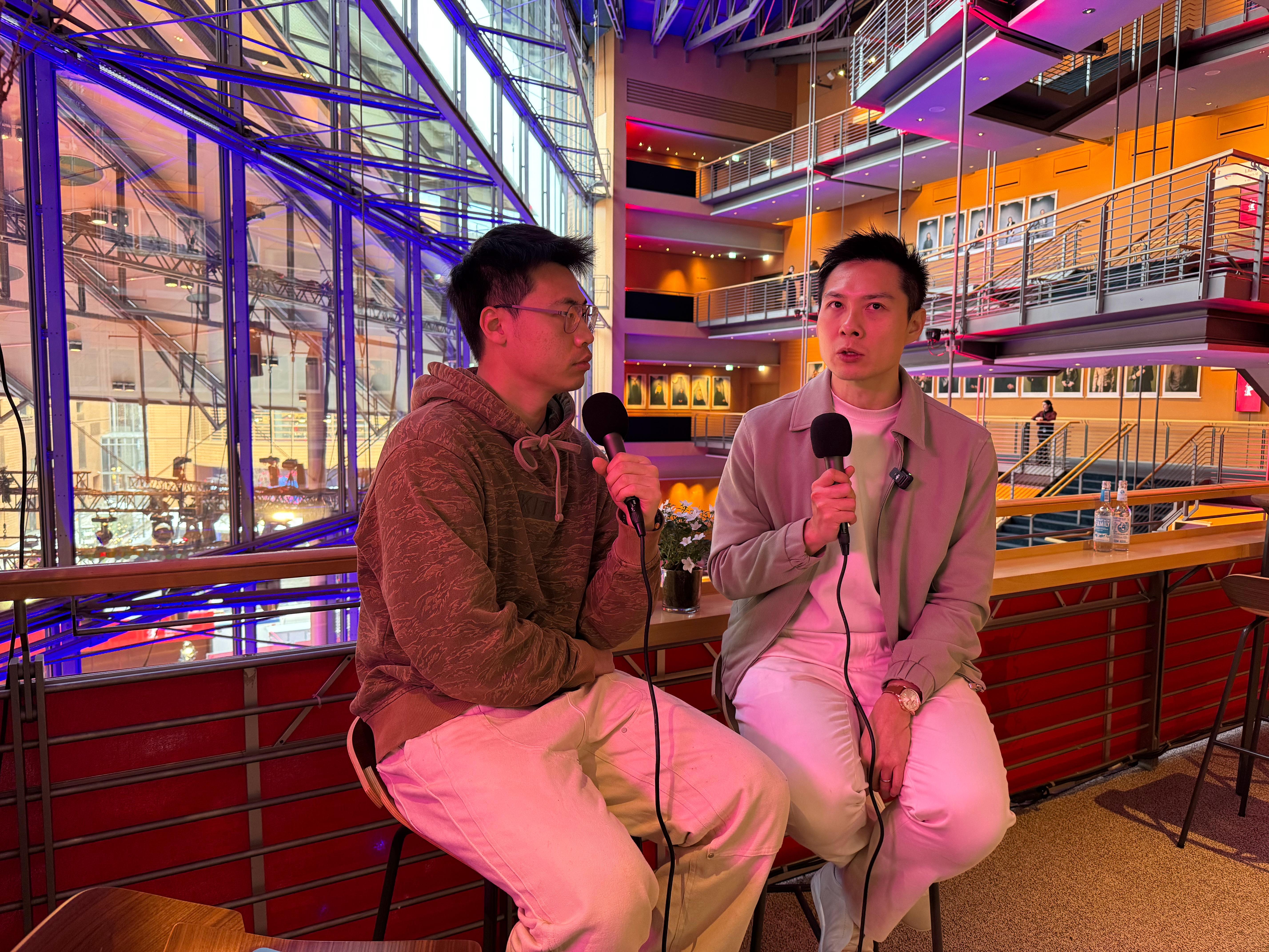 在大家热议春节档的大年初一，跟《我们不是陌生人》导演陈哲艺和主演杨雁雁聊了聊这部