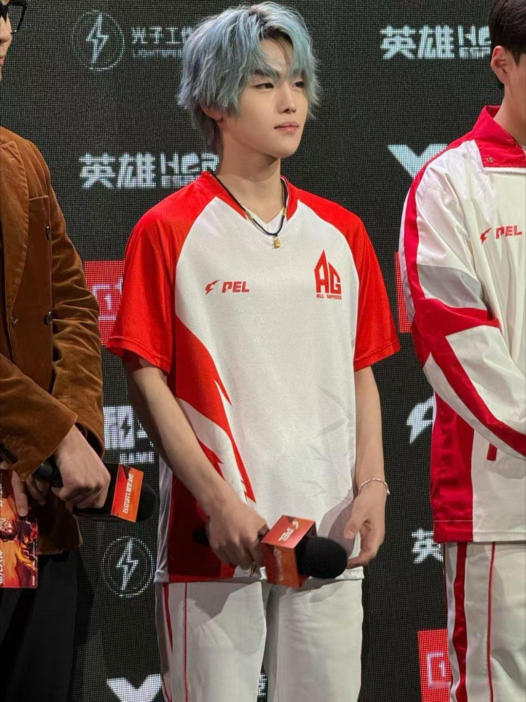 司马光更是惊艳全场，不仅赛场状态拉满，赛后直接秀起五国语言自我介绍，中英韩日西无