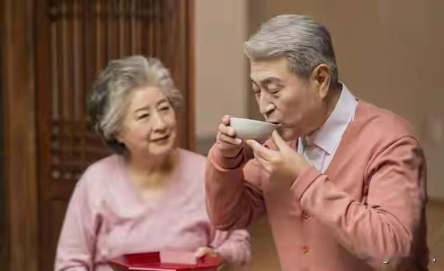 俺村一个 70 岁老太太，丧偶两年后，自己偷摸地跑去与自己年龄相仿的本村老光棍家